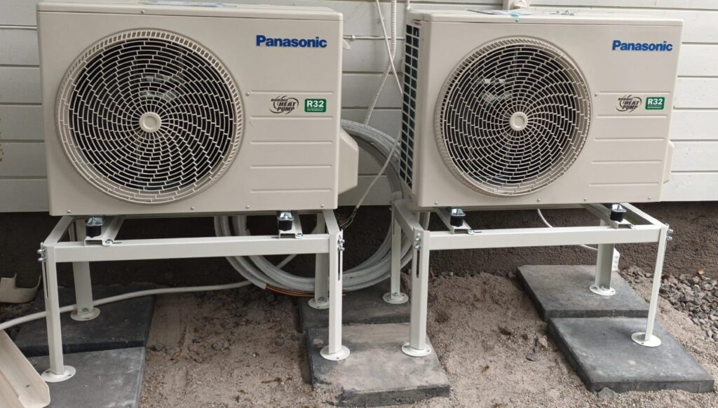 Kaksi ILPon Sähkön asentamaa ilmalämpöpumppua kiinnitettynä talon ulkoseinään.